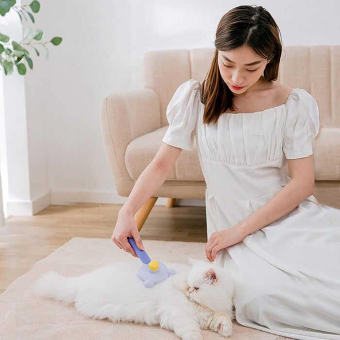 Самоочищувана щітка для вичісування шерсті у формі ведмедика. Покращує кровообіг, легко чиститься. Підходить для всіх типів шерсті, котів та собак з довгою шерстю. Зелена.