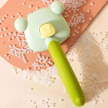 Самоочищувана щітка для вичісування шерсті у формі ведмедика. Покращує кровообіг, легко чиститься. Підходить для всіх типів шерсті, котів та собак з довгою шерстю. Зелена.