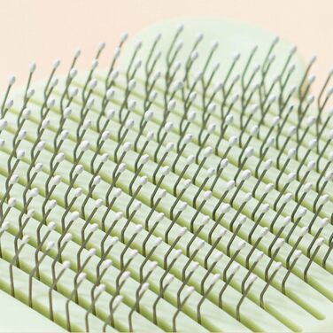 Самоочищувана щітка для вичісування шерсті у формі ведмедика. Покращує кровообіг, легко чиститься. Підходить для всіх типів шерсті котів та собак з довгою шерстю (фіолетовий)