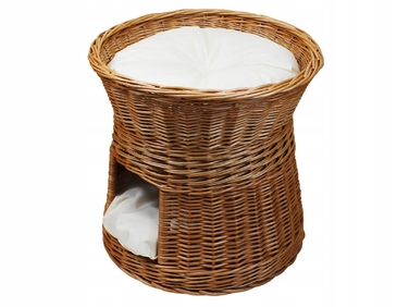 Плетений будинок-ліжечко з лози з подушками кольору екру