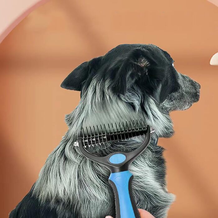 Інструмент для видалення підшерстя домашніх тварин: двосторонній гребінь та щітка для котів та собак. Видаляє звальне та заплутане підшерстя. (Синій та чорний, розмір Small)