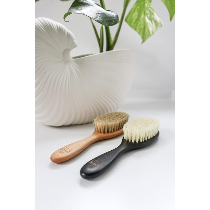 Щітка для котів LucyBalu® для короткої та довгої шерсті | Щітка для вичісування шерсті котів | Щітка для підшерстка котів | Гребінець для котів для догляду за шерстю | Щітка для шерсті тварин | Щітка для котів з щетиною та дерев'яною ручкою білого кольору