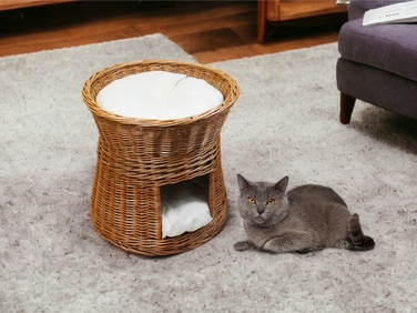 Плетений будинок-ліжечко з лози з подушками кольору екру