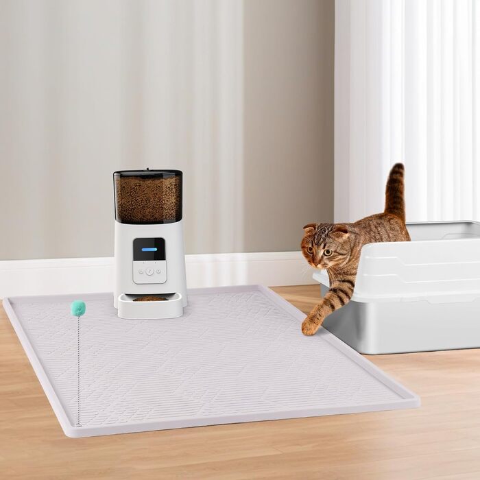 Килимок для котячого туалету Bartuke з іграшкою-м'ячиком, 86x56 см, силіконовий, контролює розсипання наповнювача, м'який для лапок, легко миється (Білий)