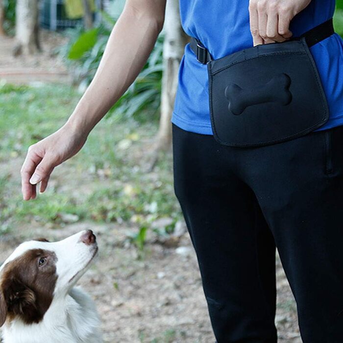 Сумка для корму для собак, навчальна сумка, кишенька для ласощів з дозатором кульок для прибирання, магнітна застібка, регульований плечовий ремінь для дресирування собак, кишеня для ласощів також для коней, чорна