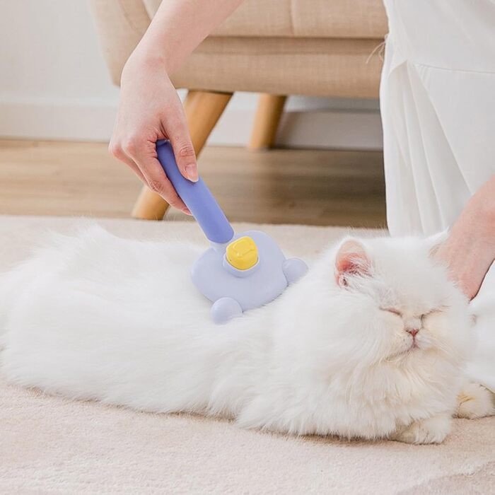 Самоочищувана щітка для вичісування шерсті у формі ведмедика. Покращує кровообіг, легко чиститься. Підходить для всіх типів шерсті, котів та собак з довгою шерстю. Зелена.