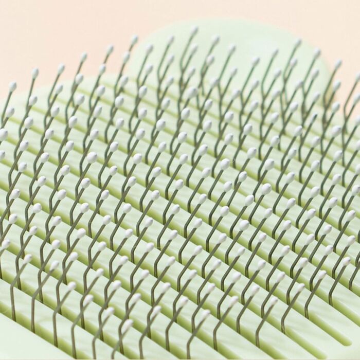 Самоочищувана щітка для вичісування шерсті у формі ведмедика. Покращує кровообіг, легко чиститься. Підходить для всіх типів шерсті котів та собак з довгою шерстю (фіолетовий)