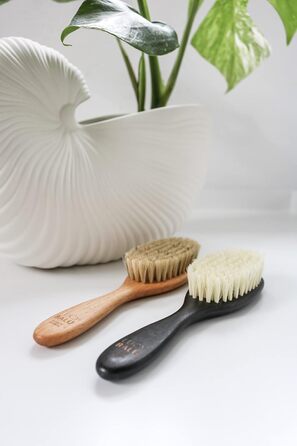 Щітка для котів LucyBalu® для короткої та довгої шерсті | Щітка для вичісування шерсті котів | Щітка для підшерстка котів | Гребінець для котів для догляду за шерстю | Щітка для шерсті тварин | Щітка для котів з щетиною та дерев'яною ручкою білого кольору